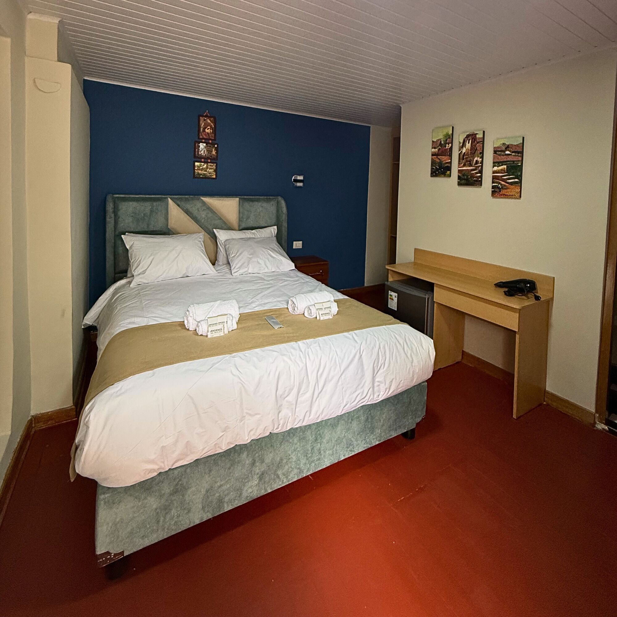 Eenvoudige tweepersoonskamer, voor 1 persoon | Donsdekens, pillowtop-bedden, een minibar, gratis wifi