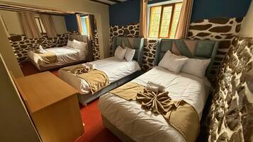 Eenvoudige driepersoonskamer | Donsdekens, pillowtop-bedden, een minibar, gratis wifi