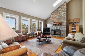 Fernseher, Kamin, DVD-Player