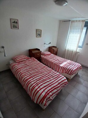 Apartamento, 2 quartos, cozinha, vista para o rio | Cortinas blackout, quartos à prova de som, ferros/tábuas de passar roupa