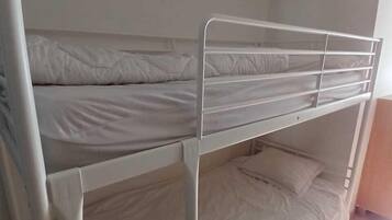 Apartamento, 3 habitaciones, ducha adaptada, vistas a la montaña | 3 dormitorios, cortinas opacas, sistema de insonorización