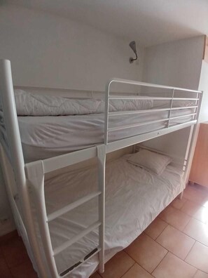 Apartment, 3 Bedrooms, Roll-in Shower, Mountain View | 3 bedrooms, blackout curtains, soundproofing, iron/ironing board