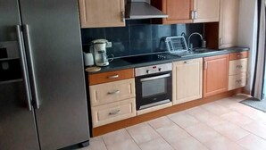 Apartment, 3 Bedrooms, Roll-in Shower, Mountain View | Private kitchen | High chair - Presqu'île de Chooz (Chooz)