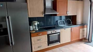 Apartment, 3 Bedrooms, Roll-in Shower, Mountain View | Private kitchen | High chair