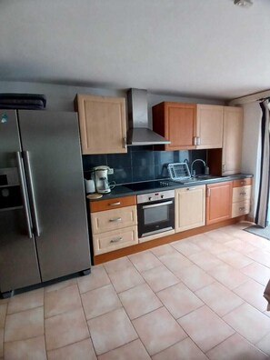 Apartment, 3 Bedrooms, Roll-in Shower, Mountain View | Private kitchen | High chair