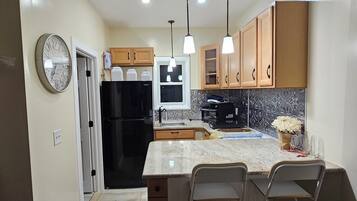 Réfrigérateur, micro-ondes, plaque de cuisson, cafetiÚre/bouilloire