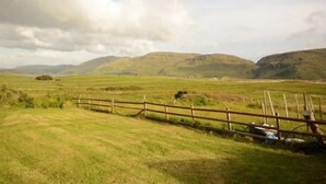 A rural landscape with rolling hills, a wooden fence, and a clear sky. - Sleep 6 Cottage -petsok, Selfcheck-in, Freeparking (Ardara)