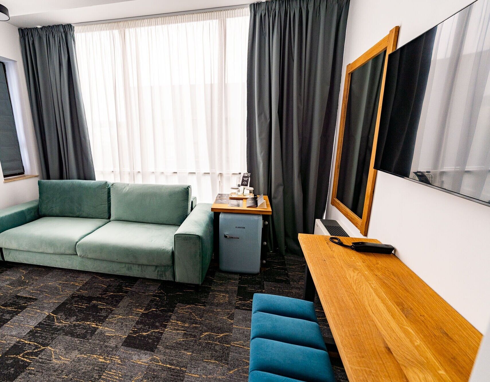 スーペリア スイート | 高級寝具、低反発ベッド、ミニバー、デスク