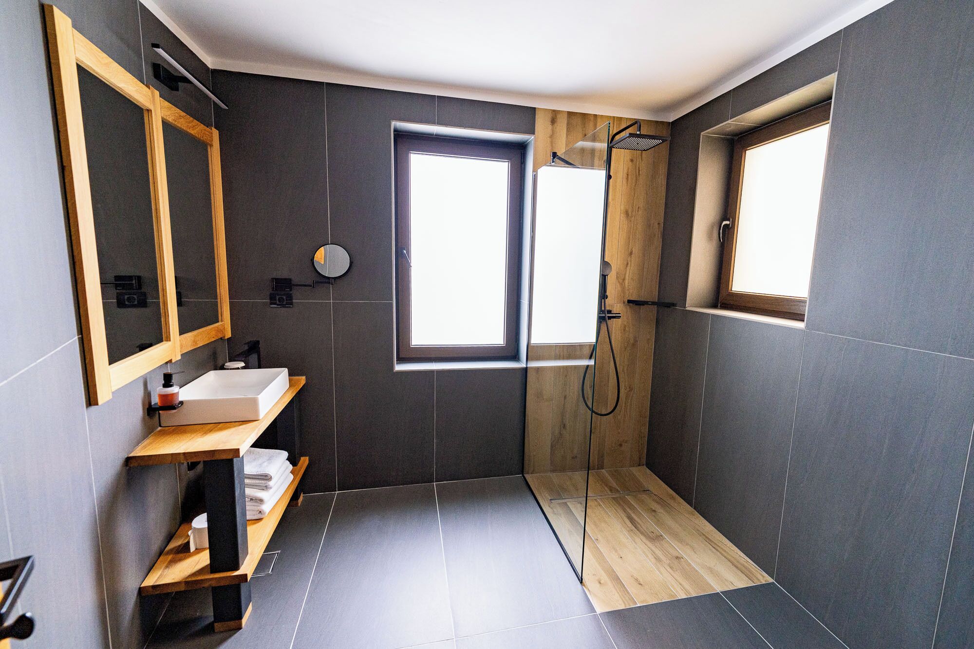 Superior Suite | Peralatan tempat tidur premium, busa memori, bar mini, meja 