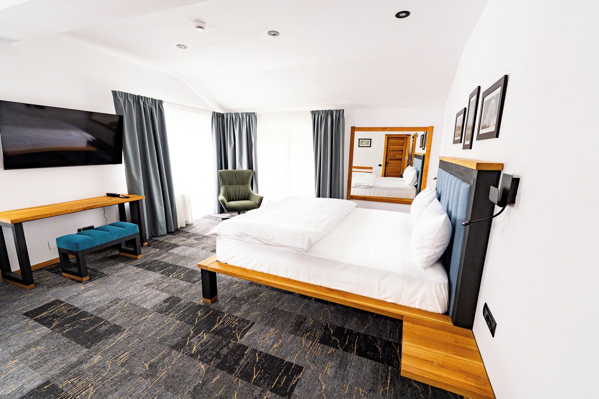 Superior suite | Luxe beddengoed, bedden met traagschuimmatras, een minibar, een bureau