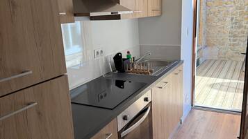 Een koelkast, een microgolfoven, een oven, een kookplaat