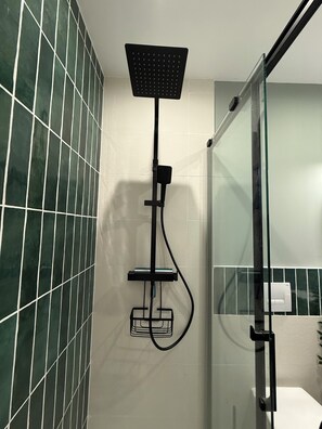 Douche, sèche-cheveux, serviettes fournies, savon