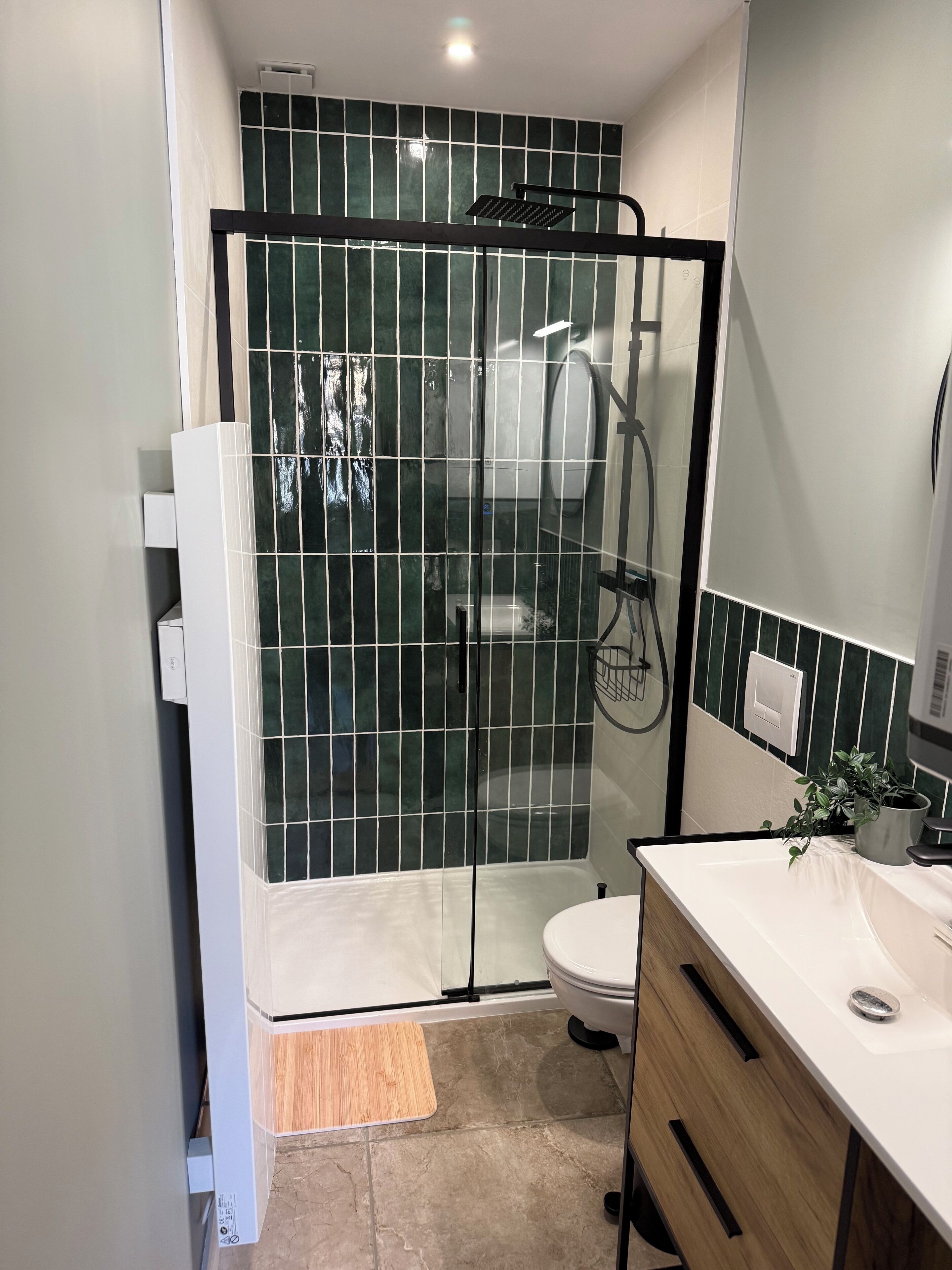 Een douche, een haardroger, handdoeken, zeep