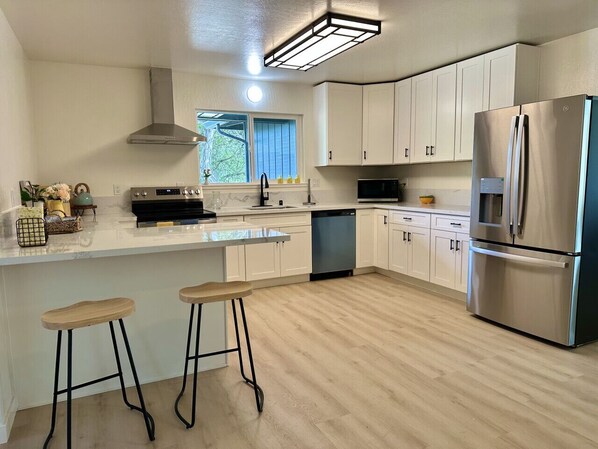 冷蔵庫、電子レンジ、オーブン、コンロ