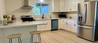 Beautiful 4 BD home, 1.5 Miles from the Beach