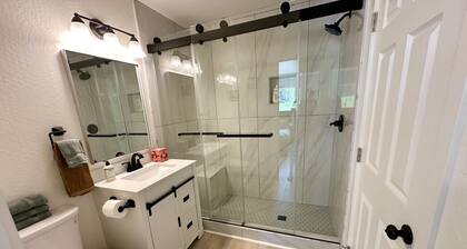 Beautiful 4 BD home, 1.5 Miles from the Beach