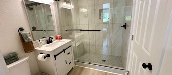 Beautiful 4 BD home, 1.5 Miles from the Beach