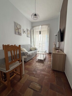 Smart TV, books - The Rincón del Tuno in the historic center of Carmona (Carmona)