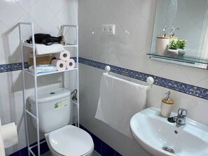 Dusj, hårføner, håndklær og såpe