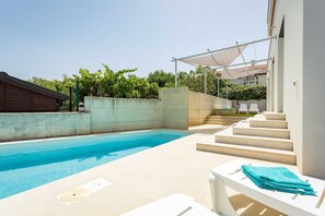 Villa | Zwembad | Een binnenzwembad en een buitenzwembad
