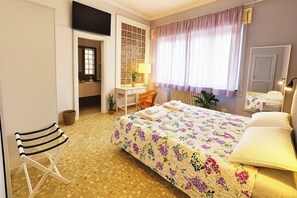 1 bedroom, desk, iron/ironing board, free WiFi - Purple Room in quiet area - Madame Fanny (Lucca)