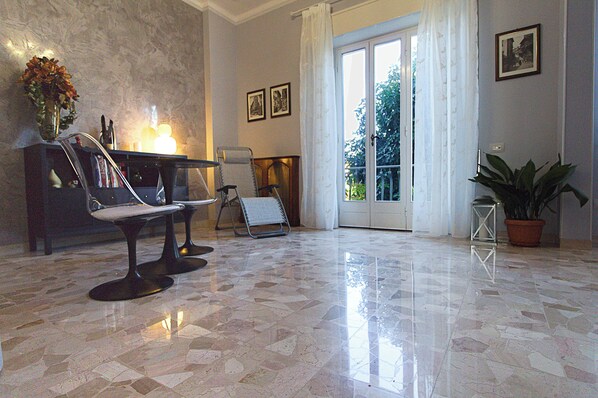 Interior - Luminous Viola room with artistic light - Madame Fanny (Lucca)