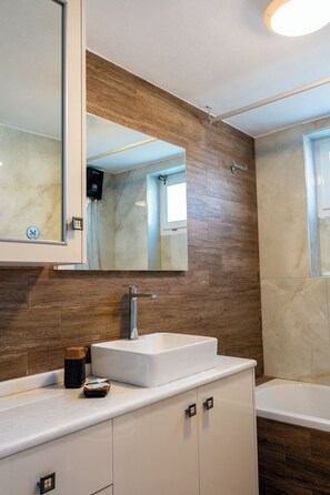 Haartrockner, Bidet, Handtücher, Shampoo
