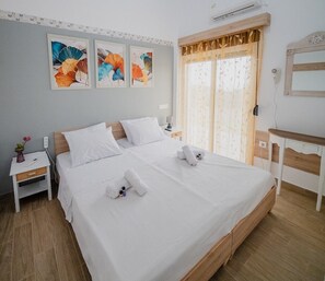 3 Schlafzimmer, Schreibtisch, Bügeleisen/Bügelbrett, Reisekinderbett