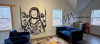 THE ARTIST’S LOFT- Peaceful 1-bedroom apartment in lovely Red Hook with AC, WiFi