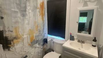 Een haardroger, handdoeken, zeep, shampoo