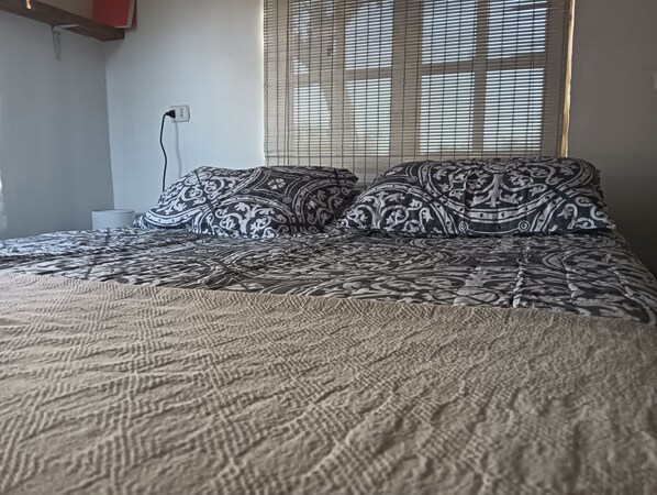 1 bedroom, bed sheets