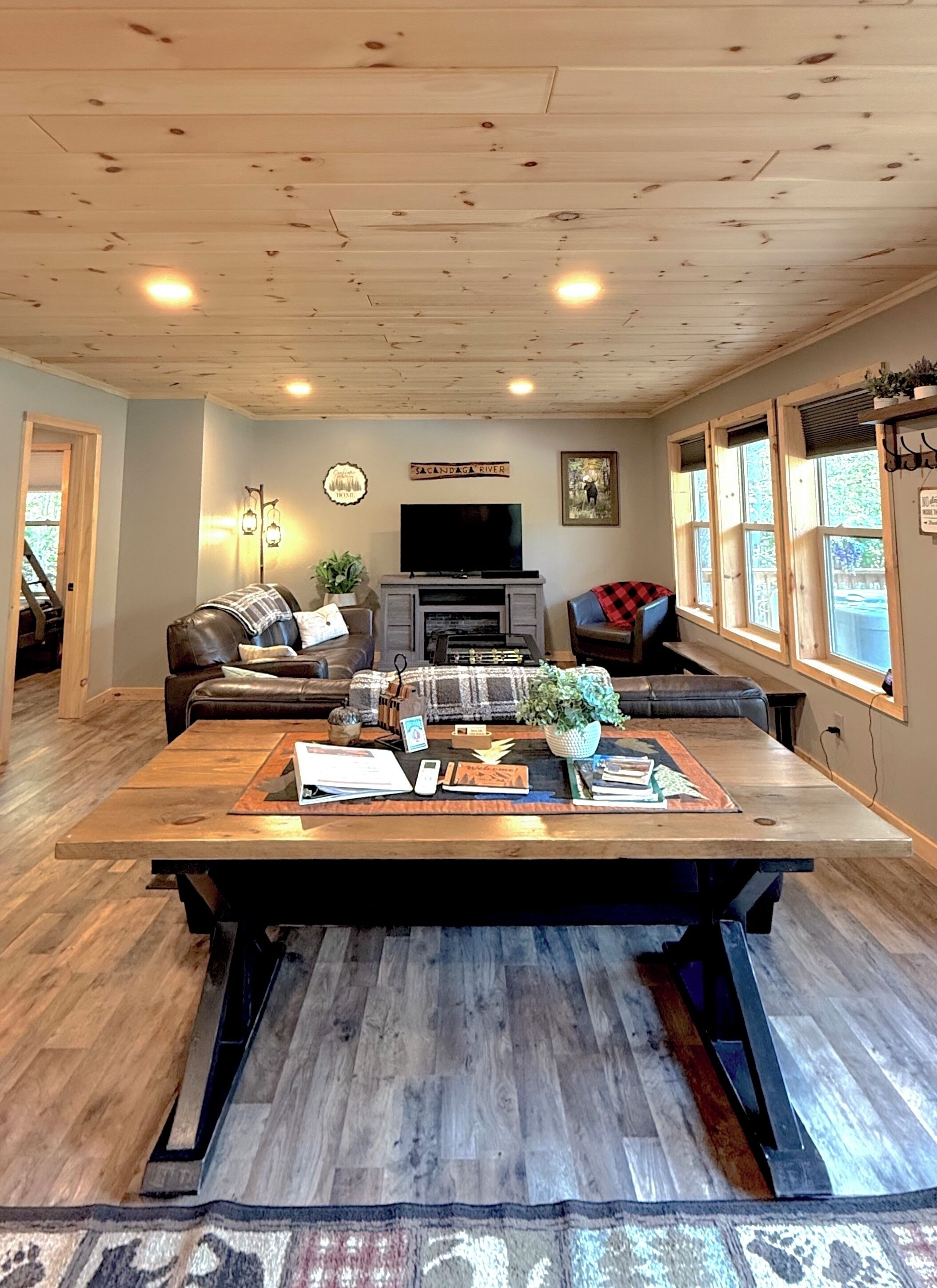 Smart TV, table football, stereo