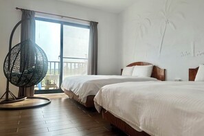 Una habitación de hotel con dos camas, un ventanal con cortinas, un sillón colgante y una pared con siluetas de palmeras.