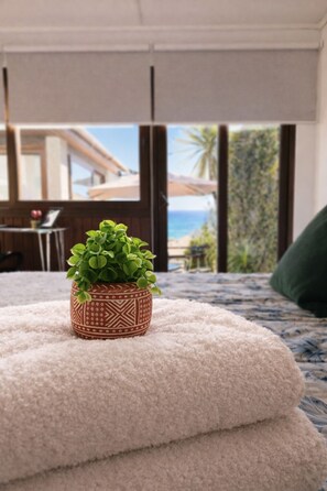 2 bedrooms, desk, travel cot, WiFi