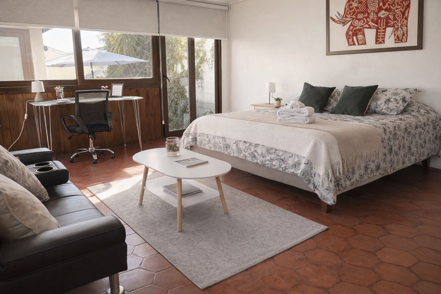 2 sovrum, skrivbord, resesäng och wi-fi