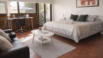 2 sovrum, skrivbord, resesäng och wi-fi