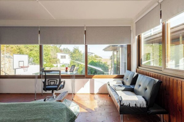 2 habitaciones, escritorio, cuna de viaje y wifi 