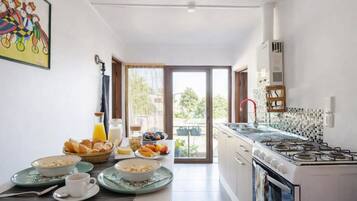 Køleskab, mikrobølgeovn, ovn, kogeplade