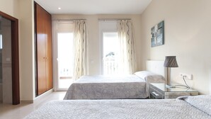 3 chambres, fer et planche à repasser