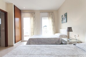 3 chambres, fer et planche à repasser