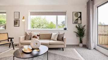 House (5 Bedrooms) | Living area