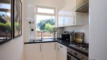 House (2 Bedrooms) | Private kitchen | Fridge, oven