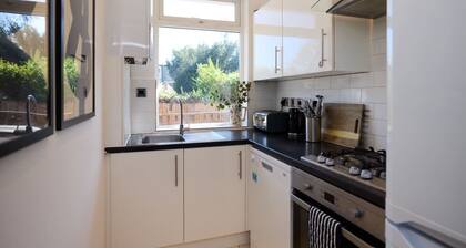 East Finchley Retreat 2BR Ground Floor Flat With Terraces