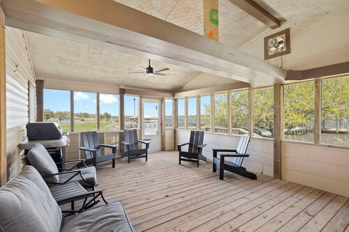 Hackberry Paradise: Fishing Oasis