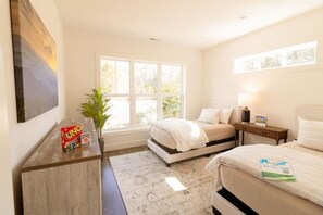 Desk, iron/ironing board, WiFi, bed sheets