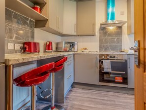 Een koelkast, een microgolfoven, een oven, een vaatwasser