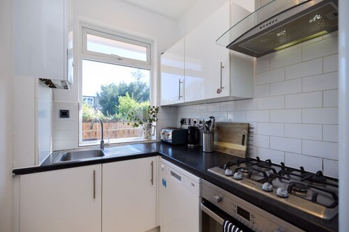 East Finchley Retreat 2BR Ground Floor Flat With Terraces