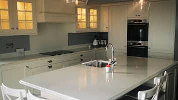 Jääkaappi, mikroaaltouuni, uuni, liesi