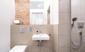 Séchoir à cheveux, serviettes fournies, savon, shampooing