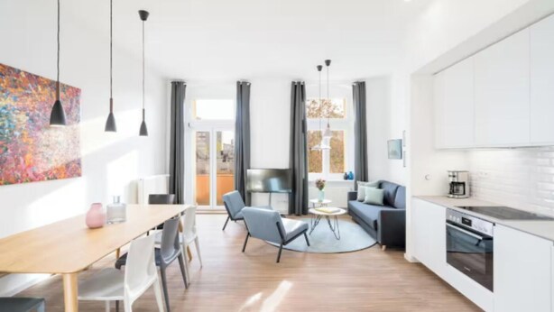 A modern apartment with a dining area, kitchen, and living space. - Bright & Stylish Apartment in Berlin's Sprengelkiez (Berlin)